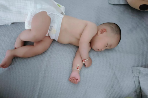 广州供卵包男孩几个月宝宝会抬头